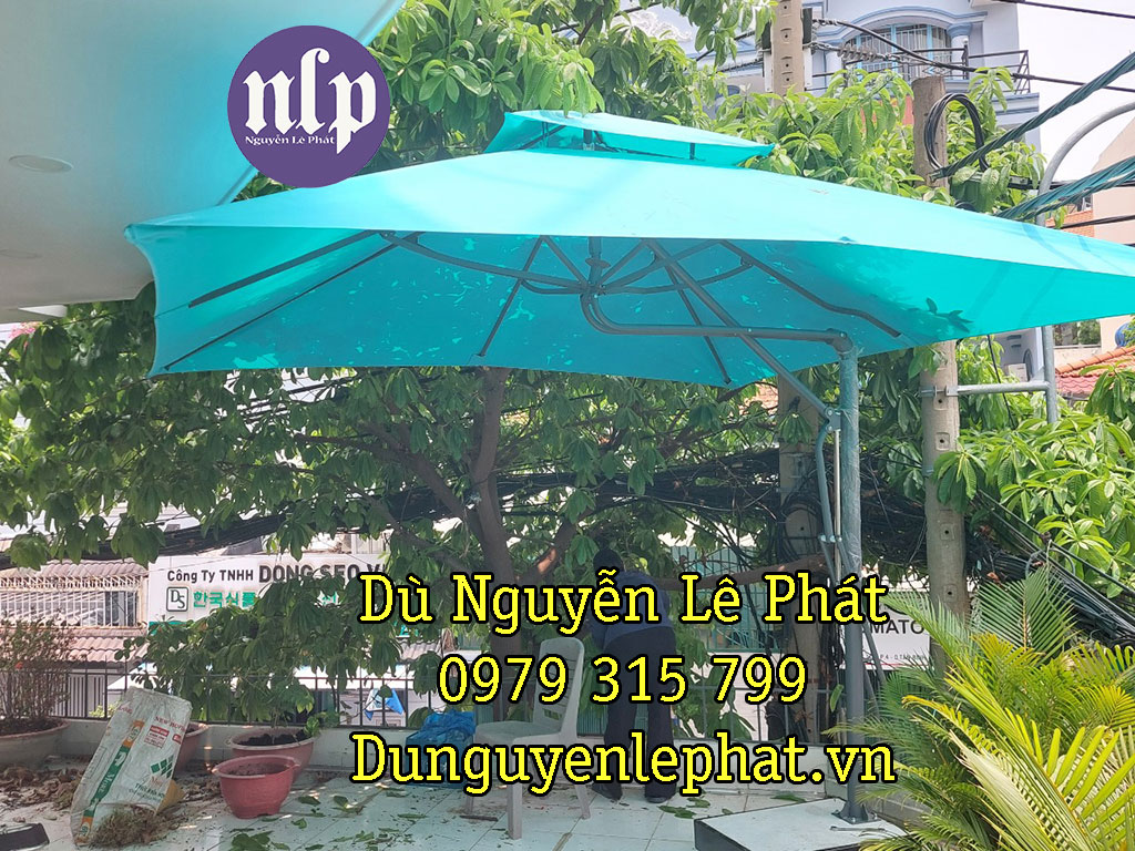 Hình ảnh: Dù vuông lệch tâm dùng tại hồ bơi biệt thự – phong cách tối giản hiện đại. Hình ảnh: Dù vuông lệch tâm dùng tại hồ bơi biệt thự – phong cách tối giản hiện đại.